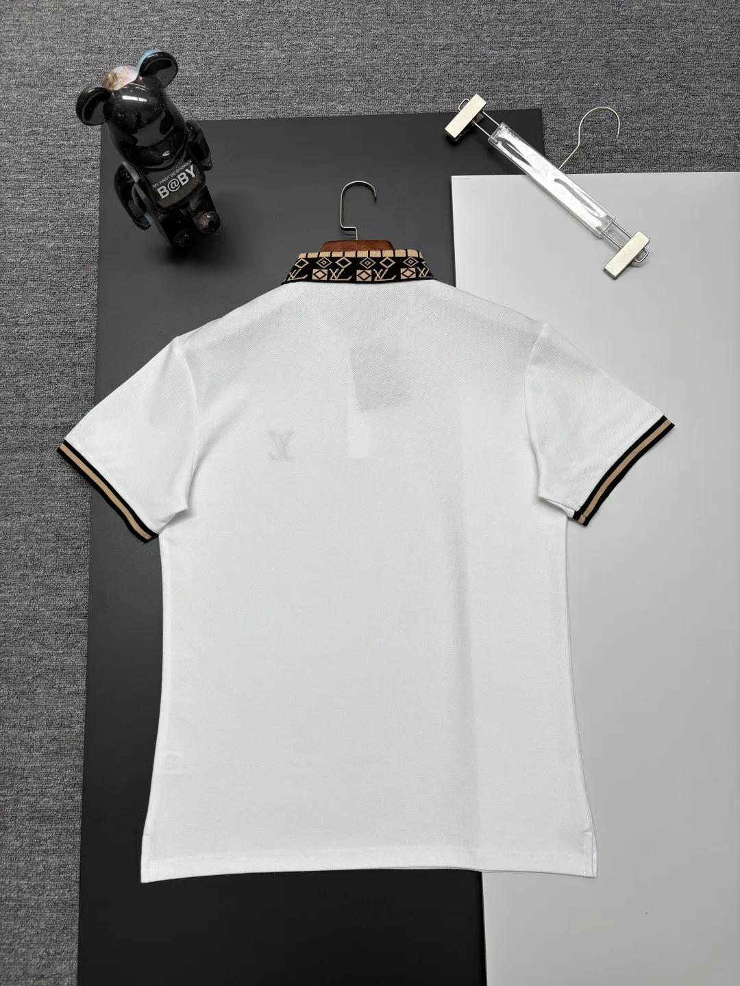 🅿️210 LV Louis Vuitton's new embroidered Polo shirt. Original fabric. Official same style. Made of 210 grams of pure cotton pique fabric, customized in the same vat dyeing fabric. It feels very comfortable and smooth. The version is quite wide and stylish. Produced by a first-line brand factory. Imported Behringer embroidery machine. The embroidery is full and textured. The collar rib is woven with imported yarn. It will not deform after long-term wear. The latest style for spring and summer. Fashionable and individual. Super versatile and good-looking. It is very suitable for both men and women. A must-have item. Color: black, white, apricot, royal blue. Size: M-XXXL